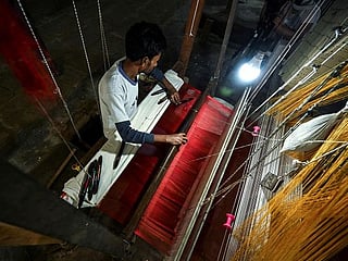 Photos: Indian sari weavers toil to keep tradition alive