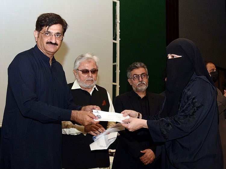  Sindh Chief Minister, Syed Murad Ali Shah, along with leaders of Karachi Chamber of Commerce & Industry gives compensation to an affected trader.