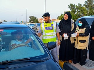 Photos: Police and volunteers across UAE distribute iftar meals to motorists