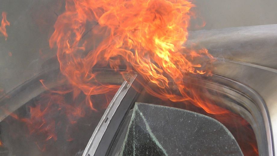 shutterstock CAR ON FIRE-1651315558116
