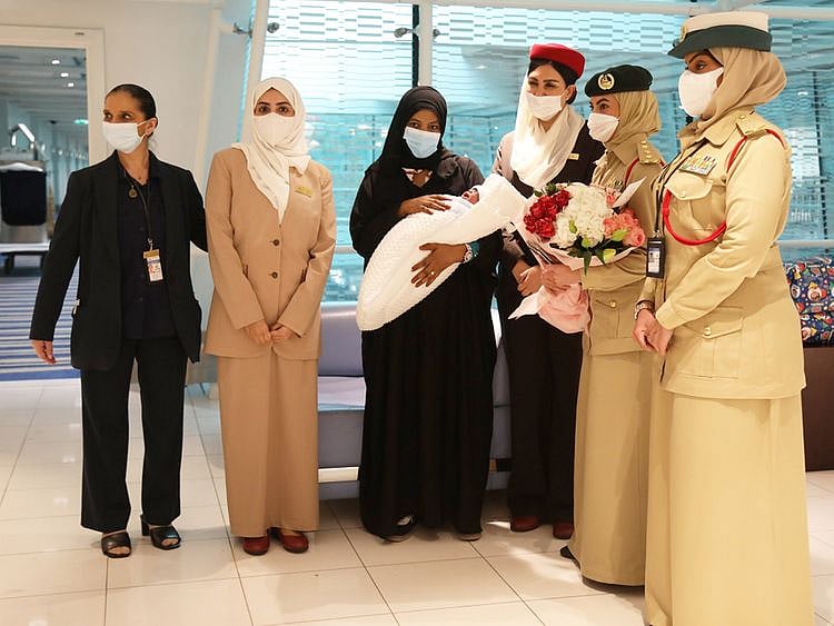 Dubai_Police_help_Traveller_deliver_Baby_at_Dubai_International_Airport_(3)-1651652785349