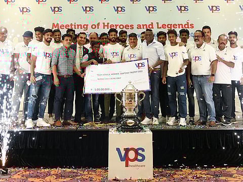 Team Kerala with their Rs1 crore cheque at the awards ceremony.
