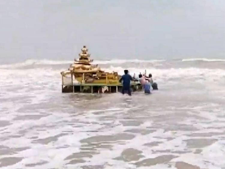 mysterious gold-coloured chariot-1652259528501