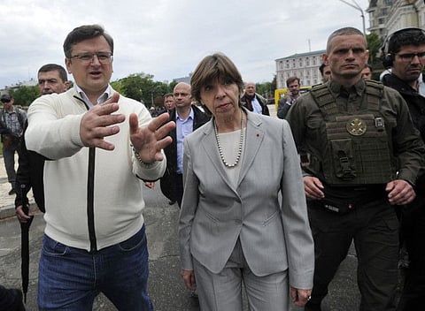 Ukrainia's Foreign Affairs Minister Dmytro Kuleba (L) gastures as he talks to his French counterpart Catherine Colonna (C) in the centre of Kyiv on May 30, 2022, on the 96th day of the Russian attack of Ukraine.
