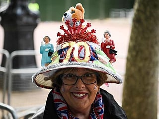 UK forgets crisis to party for queen’s jubilee