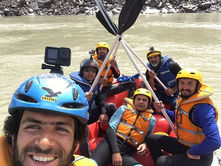  Wajahat Malik (centre) and the adventurers during the rafting expedition.