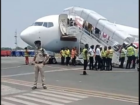 Patna-Delhi SpiceJet flight safely lands at Patna airport.