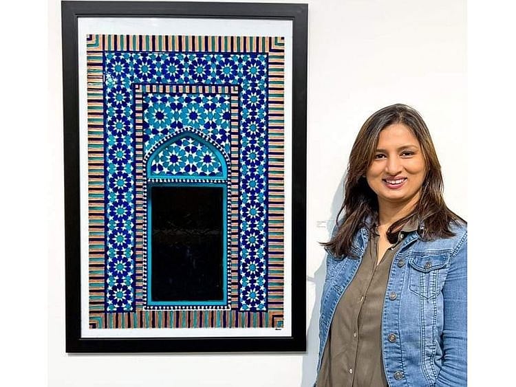 Samra’s artworks not only redefine traditional eastern art but also depict her feelings about her own culture. 