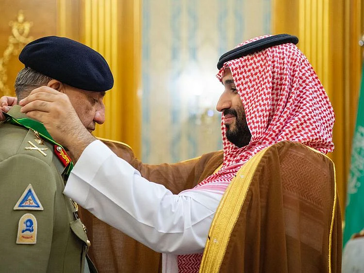 Saudi Crown Prince honouring Bajwa.