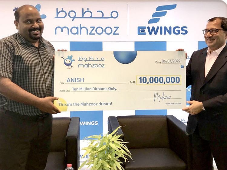 Anish_Dh10M winner receives check from Farid Samji-1657106285347