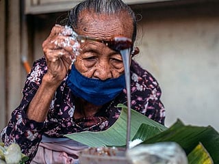 Photos: Elderly Indonesian culinary legend's sweet treats stand the test of time