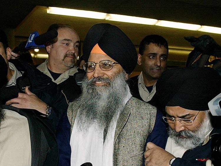 Sikh activist Ripudaman Singh Malik (C) smiles as he leaves a Vancouver court March 16, 2005, after being found not guilty in the 1985 bombing of an Air India flight off the Irish coast