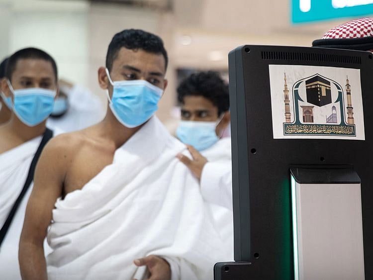 The robot offers visual services to pilgrims at the Grand Mosque. 
