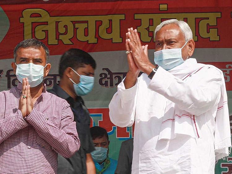 Around 4 pm, Kumar arrived at Raj Bhavan and met Governor Phagu Chauhan and apprised him of his decision to quit as the state chief minister.