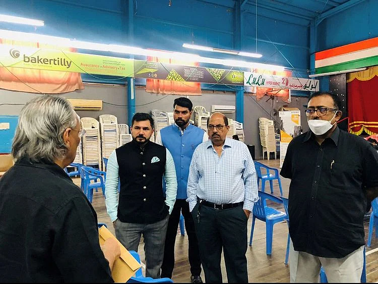 Indian consulate officials interact with community members 