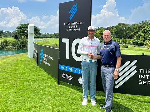 Jumeirah Golf Estates Member Yash Majmudan, who won the recent Singapore Amateur Open Championship to qualify this week, being welcomed to the tee on the second day by GM of Tanah Merah Country Club and former long-term Dubai resident Elliott Gray.