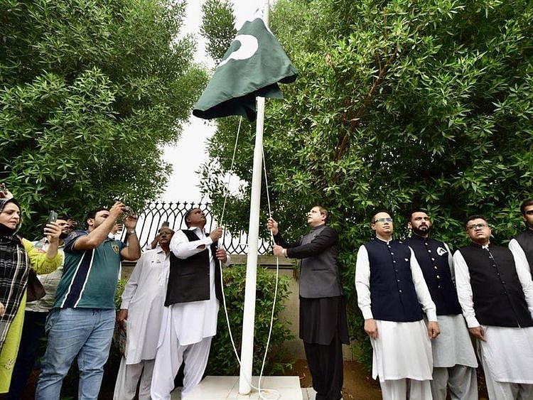 PAKFLAGHOISTING-1660463115693