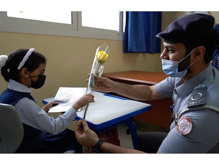 abu-dhabi-gift-flowers-to-students-1661786871808