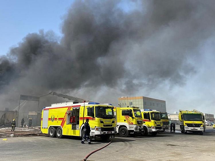 fire at scrap warehouse in musaffah, abu dhabi city, 2022-08-29