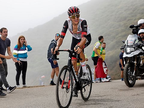 The change of pace seemed to weigh down Soler’s pedaling, who at -6km lost touch with the head of the breakaway.