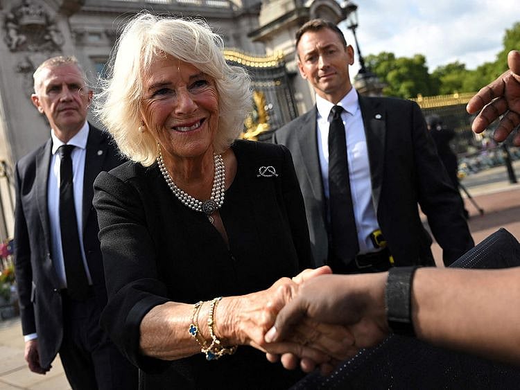 Britain's Camilla, Queen Consort, greets the members of the public in the crowd upon her arrival at Buckingham Palace in London, on September 9, 2022, a day after Queen Elizabeth II died at the age of 96.