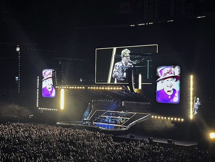 Elton John show-1662712357255