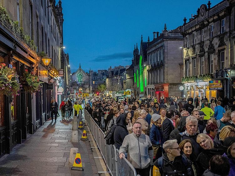 People queue to see the coffin of Queen Elizabeth II