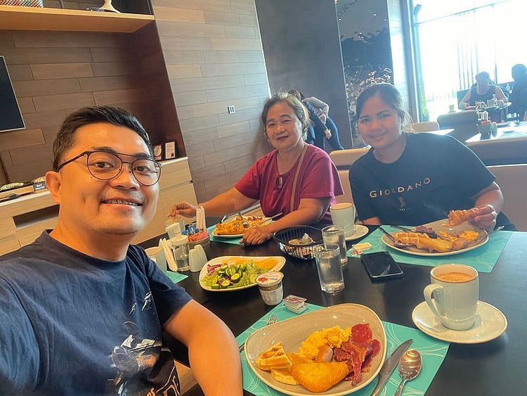 filipina mother and son reunite in dubai