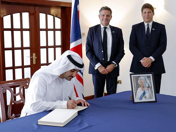 maktoum-in-condolence-visit-to-british-consulate-1663159895045