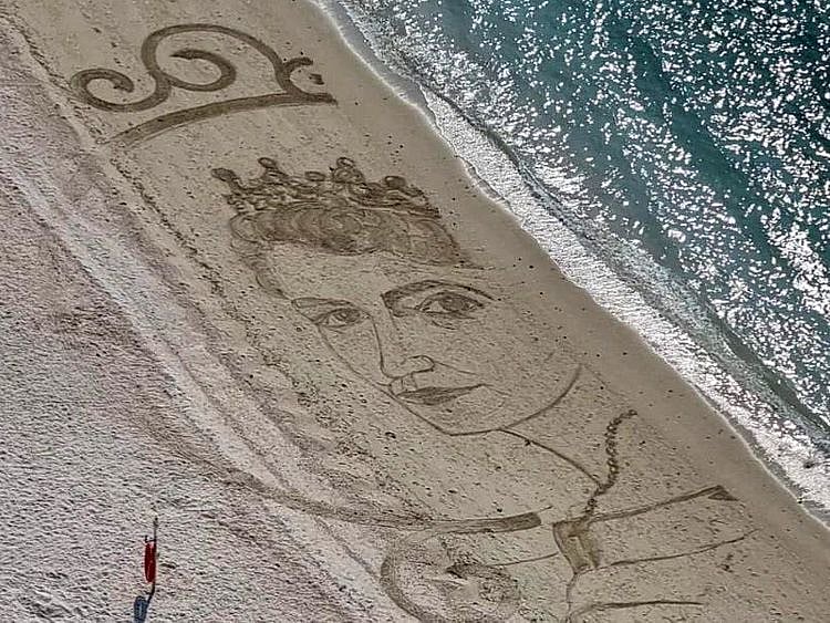 02_QEII sand art-1663590267333