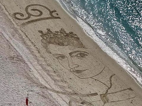 Filipino sand artist creates a portrait of Queen Elizabeth II on UAE shores