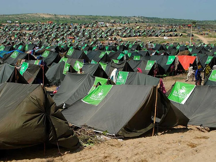 pakistan floods rain tents