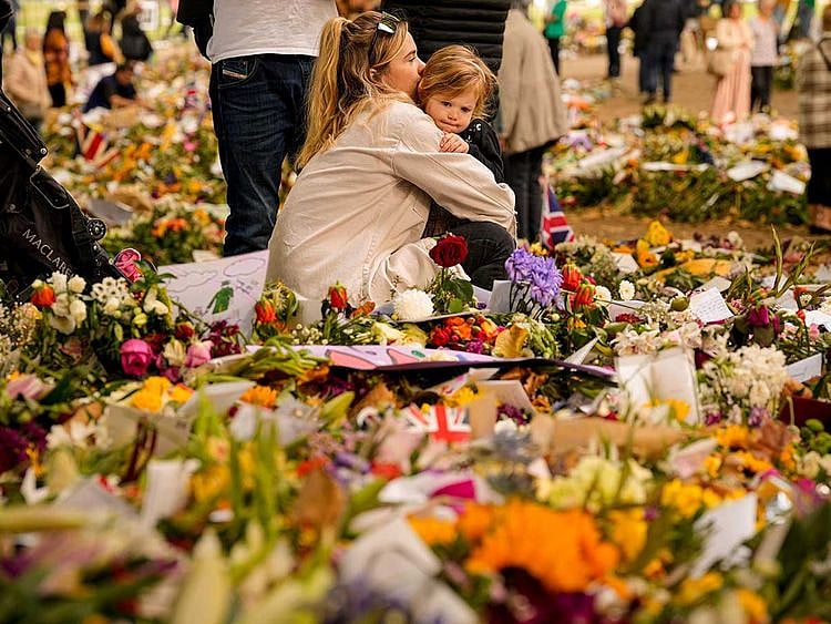 Queen Elizabeth II floral tributes