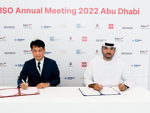 Omar Al Suwaidi and Sanghoon Lee signing the agreement.