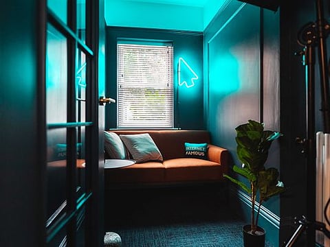 Neon signs a-flashin' ... in 1980s homes