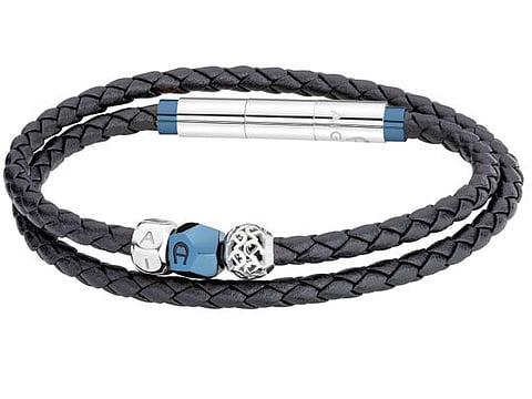 Men's fashion accessories for the wedding day look