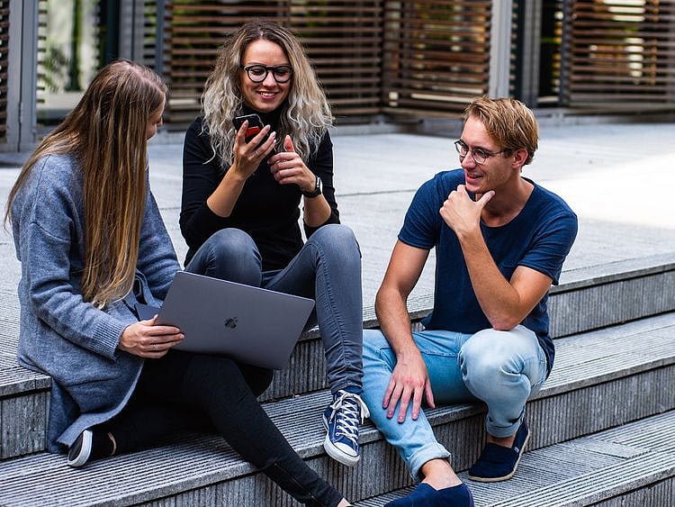 Young people on stars Buro Millennial/Pexels.com