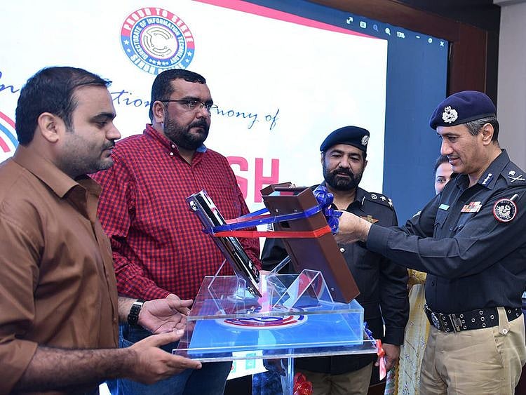 Sindh Police chief, Ghulam Nabi Memon, unveils Talaash gadget for policing.
