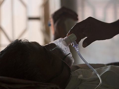 A relative adjusts the oxygen mask of a tuberculosis patient at a TB hospital on World Tuberculosis Day in Hyderabad, India (File)