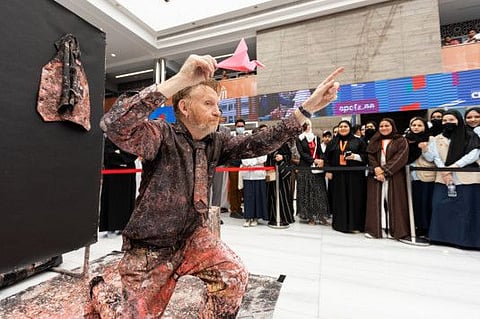 A talented ‘Speed Painter’, dressed in a three-piece suit cakes all over with colourful specks of paint at SIBF which continues to attract huge crowd.