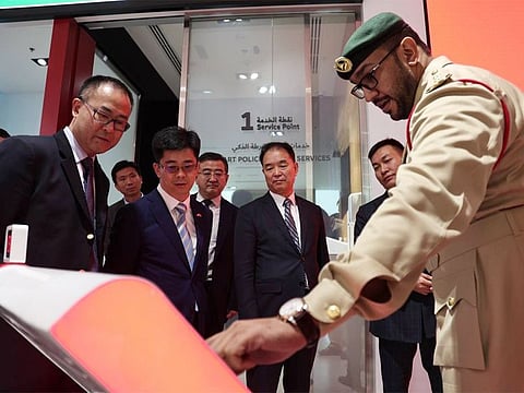  Lieutenant General Du Hangwei, China's Deputy Minister of Public Security, with other officials, visit Dubai Police General Headquarters.