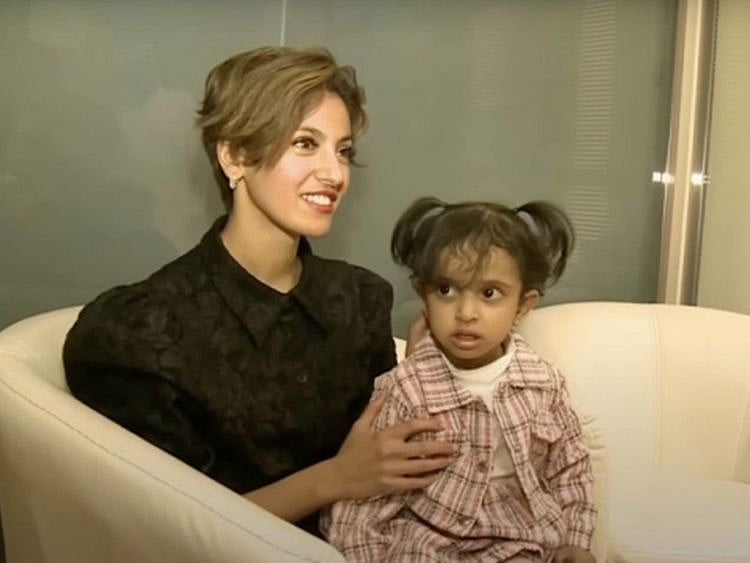 Al Johara Al Hoqail with the girl who received part of her liver.