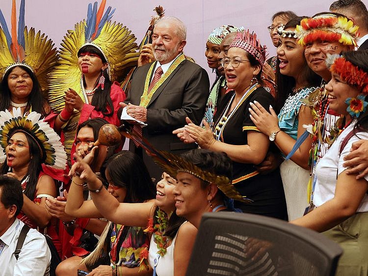 Brazilian president-elect Luiz Inacio Lula da Silva, poses for a group photograph with  representatives of his country's indigenous people, during the COP27 climate conference in Egypt's Red Sea resort city of Sharm Al Sheikh, on November 17, 2022.  