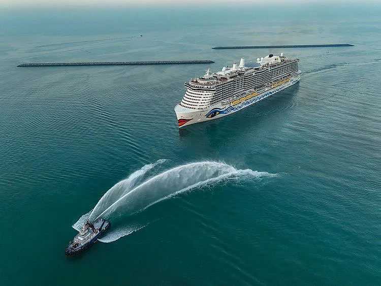 STOCK Dubai cruise tourism