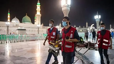 A volunteer team from the Saudi Red Crescent Authority was rushed to aid the woman in the courtyards of the Prophet’s Mosque in Medina. 