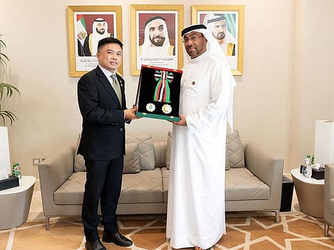  Ahmed Ali Al Sayegh, Minister of State, received Pouapinya at the headquarters of the MoFAIC and presented him with the medal. 
