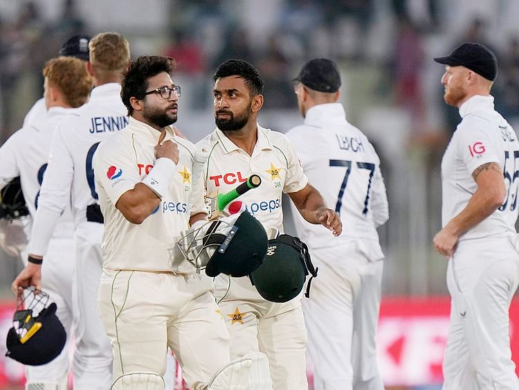 Pakistan's Abdullah Shafique, center, and Imam-ul-Haq