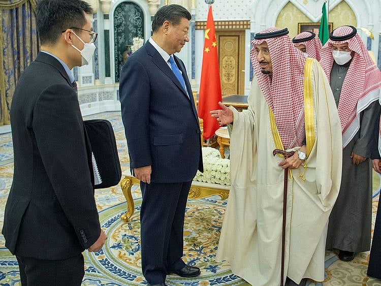 Saudi King Salman bin Abdul Aziz receives Chinese President Xi Jinping at Al Yamamah Palace in Riyadh.