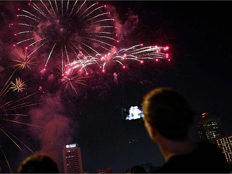 Dazzling fireworks kicks off Dubai Shopping Festival