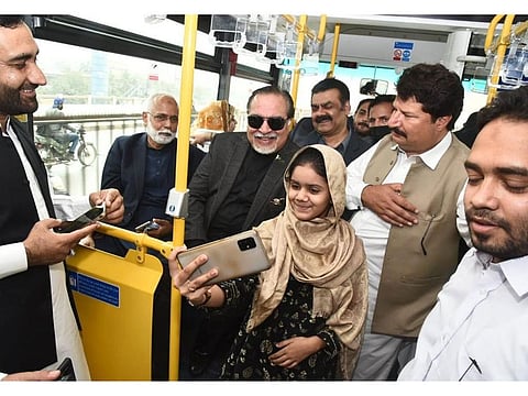Imran Ismail purchased the bus ticket and inspected various special features and facilities of the service. He also interacted with the passengers at the commuter stations and on board the bus. Commuters took selfies with the Governor.